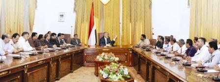 رئيس الجمهورية أثناء لقائه رئيس وأعضاء السلطة المحلية ومسؤولي المكاتب التنفيذية والأجهزة الأمنية بمحافظة عدن أمس